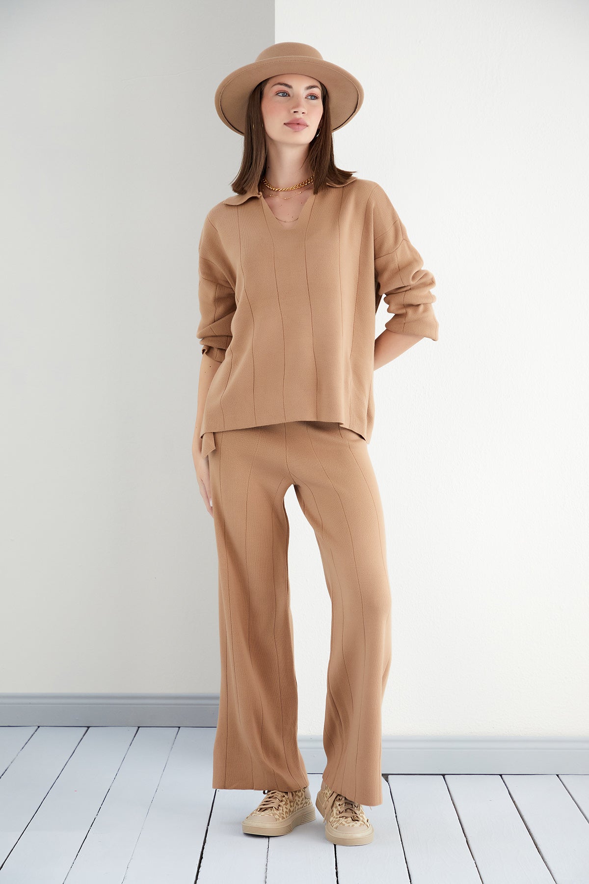 NANZ Co-Ordset met oversized trui en wijde broek in camelkleur.