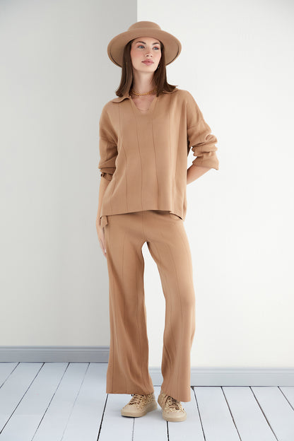 NANZ Co-Ordset met oversized trui en wijde broek in camelkleur.