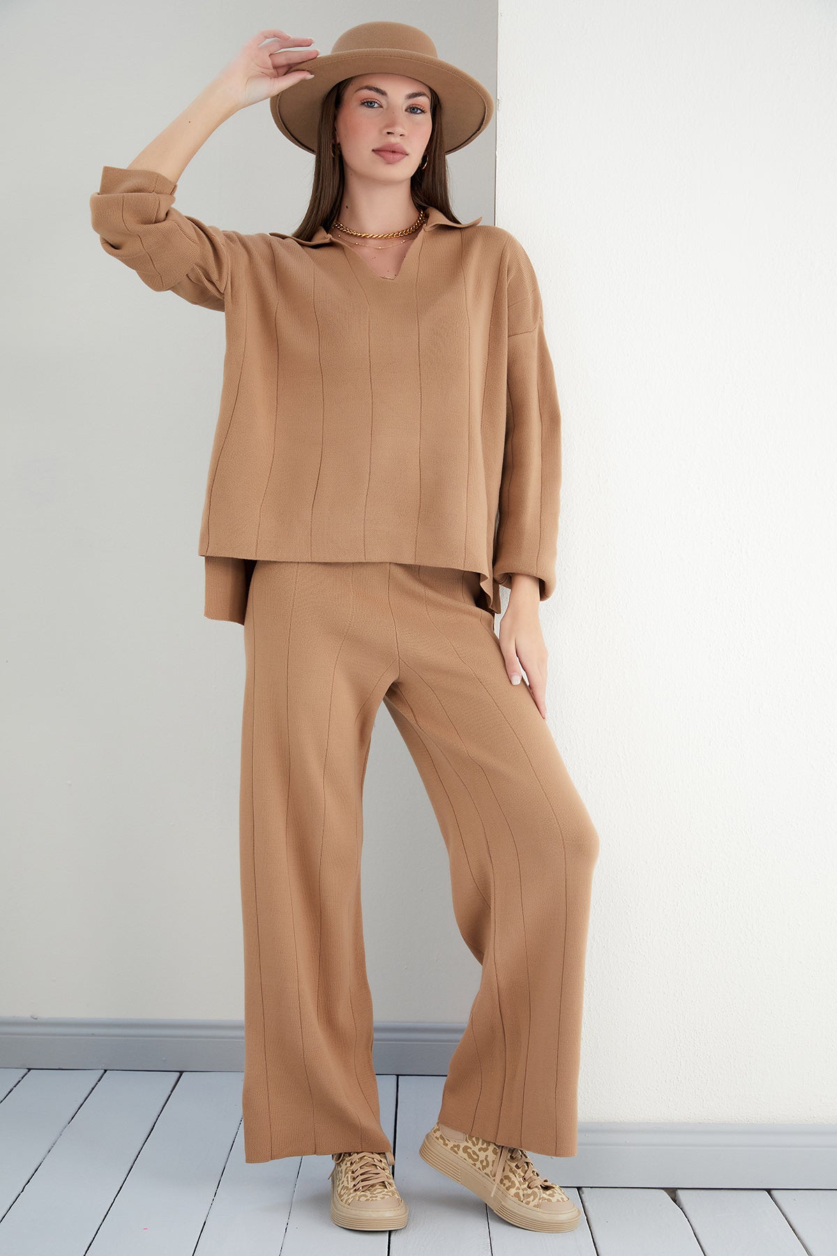 NANZ Co-Ordset met oversized trui en wijde broek in camelkleur.